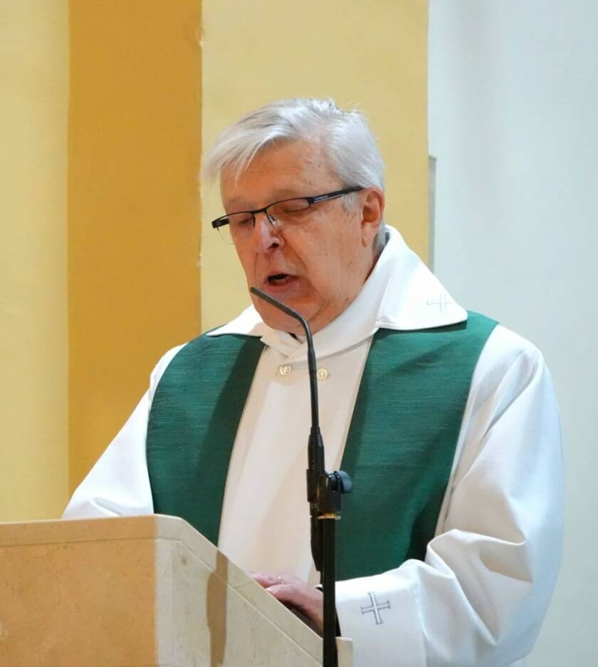 Pastori Harri Kuhalampi puhumassa Costa Blancan seurakunnan messussa.