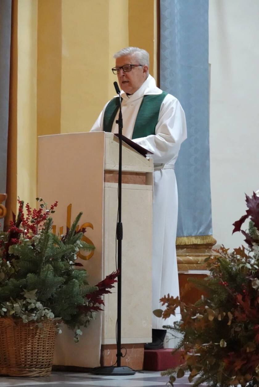 Pastori Harri Kuhalampi puhumassa Costa Blancan seurakunnan messussa.