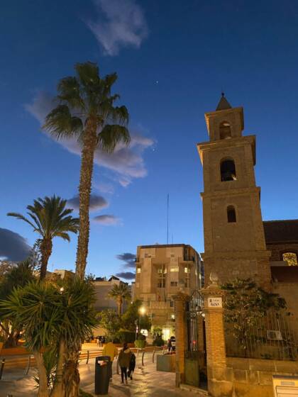 Kirkko iltahämärässä Espanjan Torreviejassa.