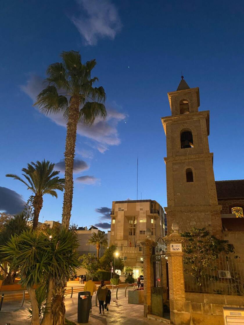 Kirkko iltahämärässä Espanjan Torreviejassa.