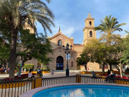 Costa Blancan seurakunnan kirkko Torreviejassa Espanjassa.