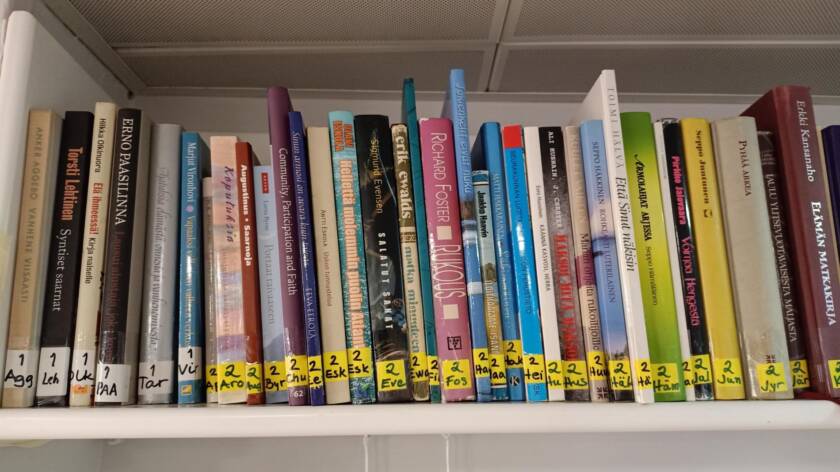 Kirjoja rivissä hyllyssä. Costa Blancan seurakunnan kirjasto.