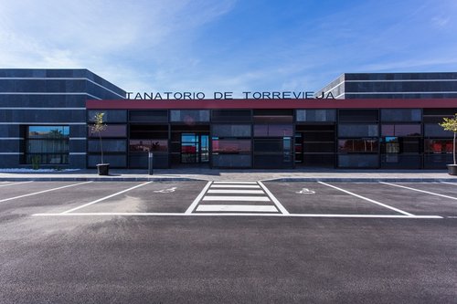 Espanjan Torreviejan kaupungin ruumishuoneen rakennuksen ulkokuva.
