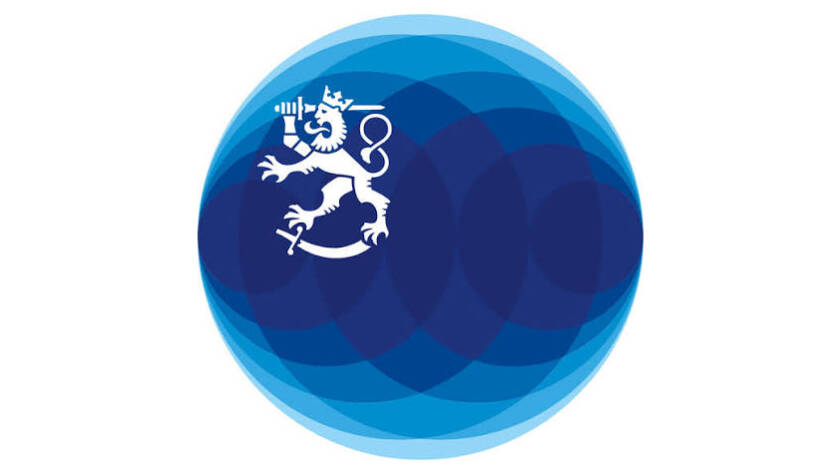 Suomen kunniakonsulaatin logo, jossa on sininen ympyrä ja Suomen leijonalogo valkoisella.